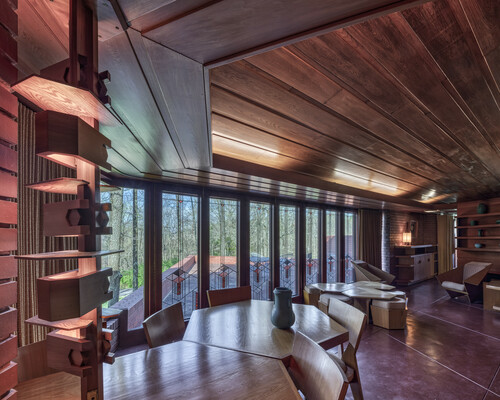 Frank Lloyd Wright, Russell and Ruth Kraus residence, Kirkwood, Missouri, 1951–55, living and dining areas. Photo by Andrew Pielage, 2021. Courtesy of The Frank Lloyd Wright House in Ebsworth Park.